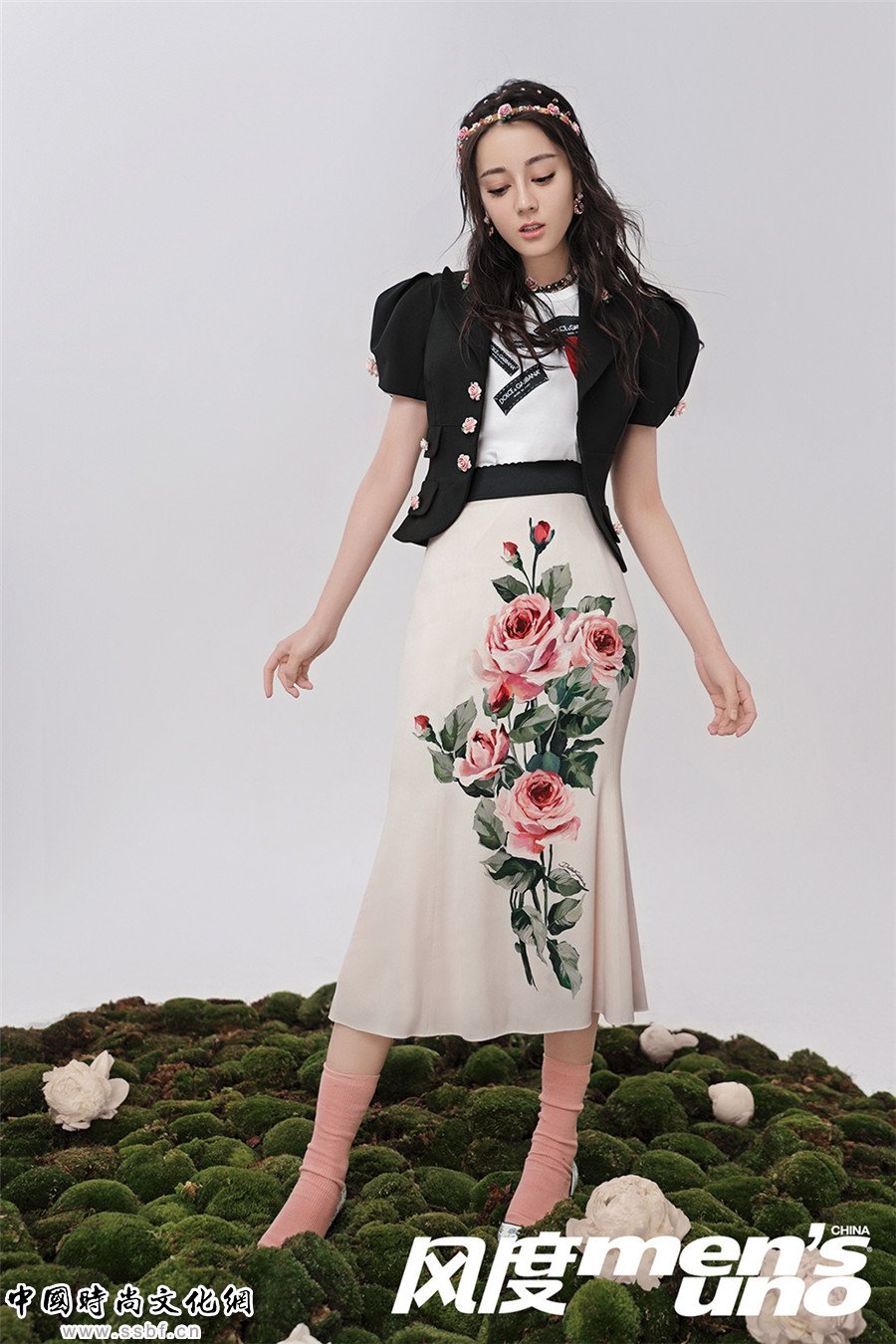 迪丽热巴封面新鲜出炉 性感俏皮展现多面魅力